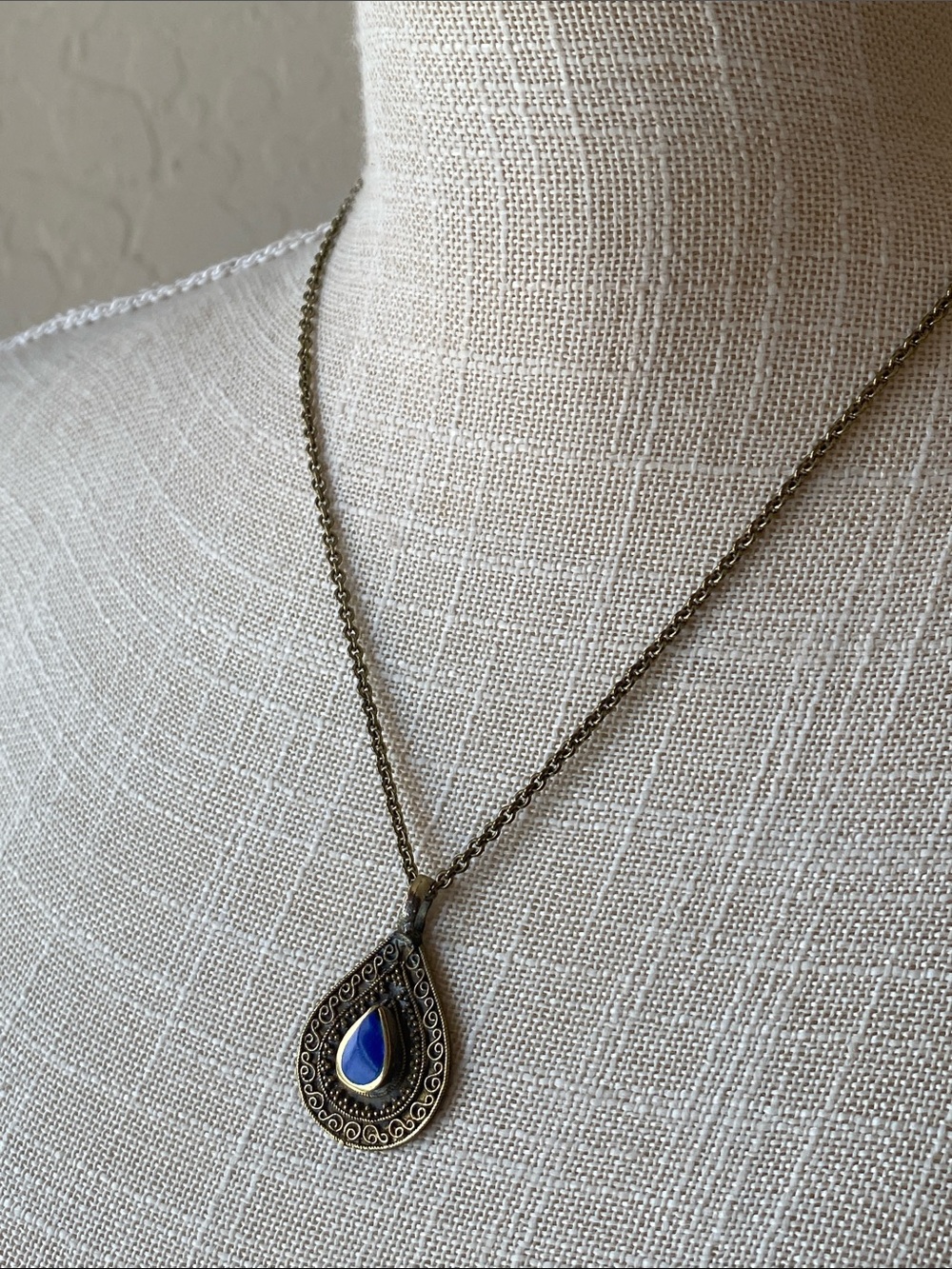 Vintage-Style Blue Teardrop Pendant Necklace - Unbranded